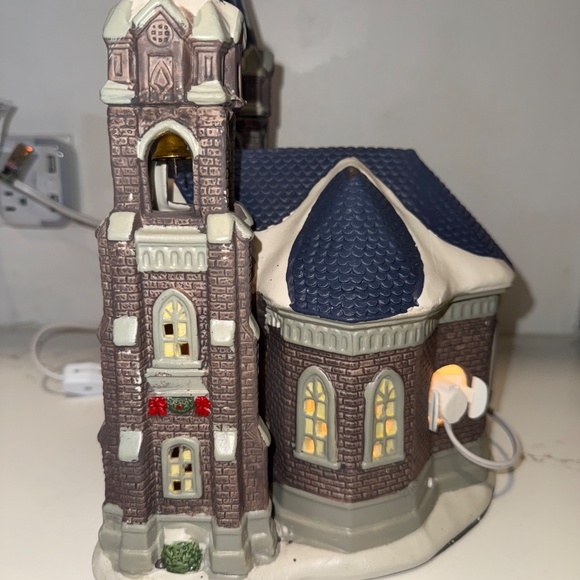 2019 "COUNTRY CHARM" SEASONAL HAND PAINTED CHURCH w/ Original Box - Picture 5 of 9